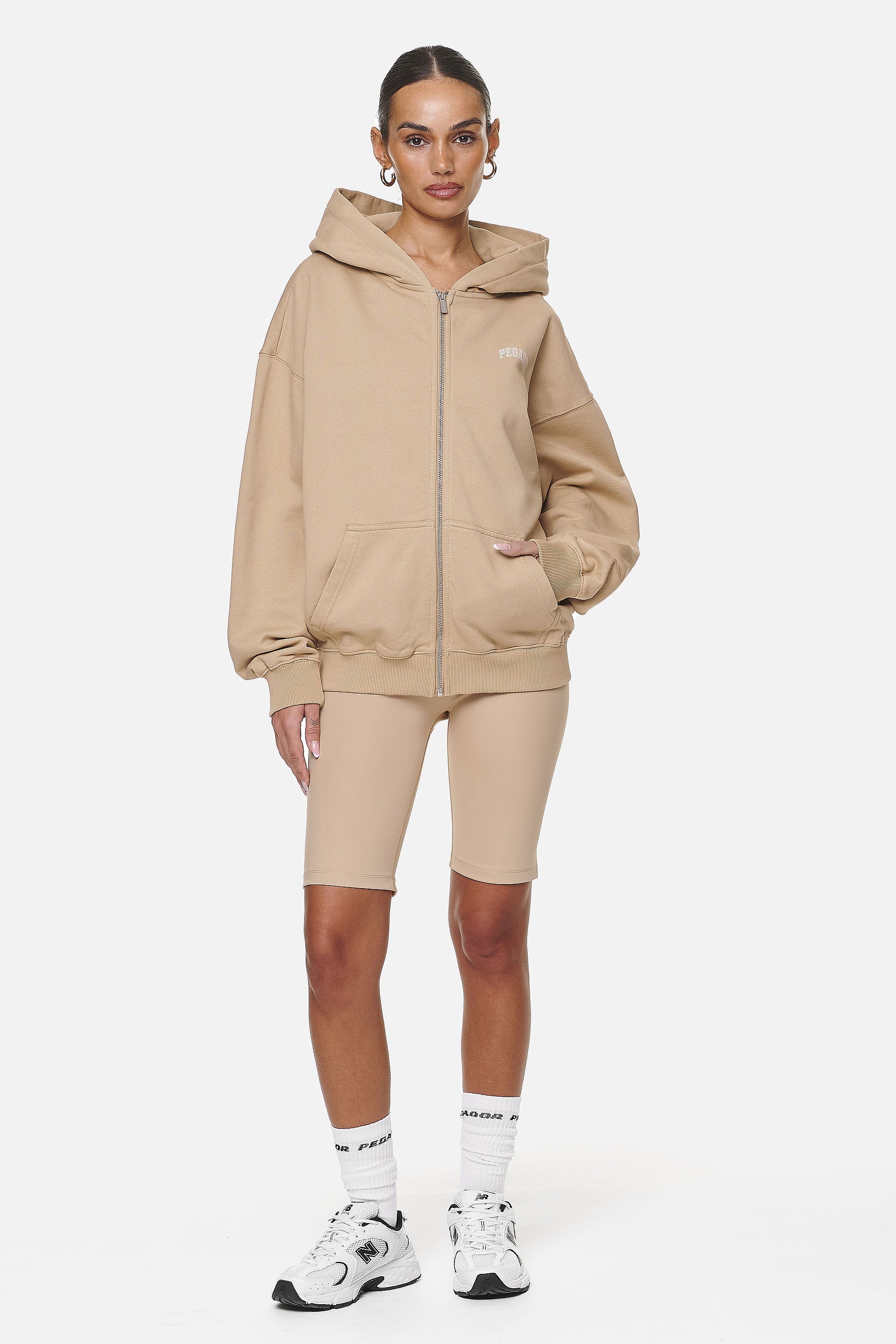 Pegador Jerona Biker Shorts Safari Sand Ganzkörper Bild aus der Never Too Late Kollektion für DaHerren