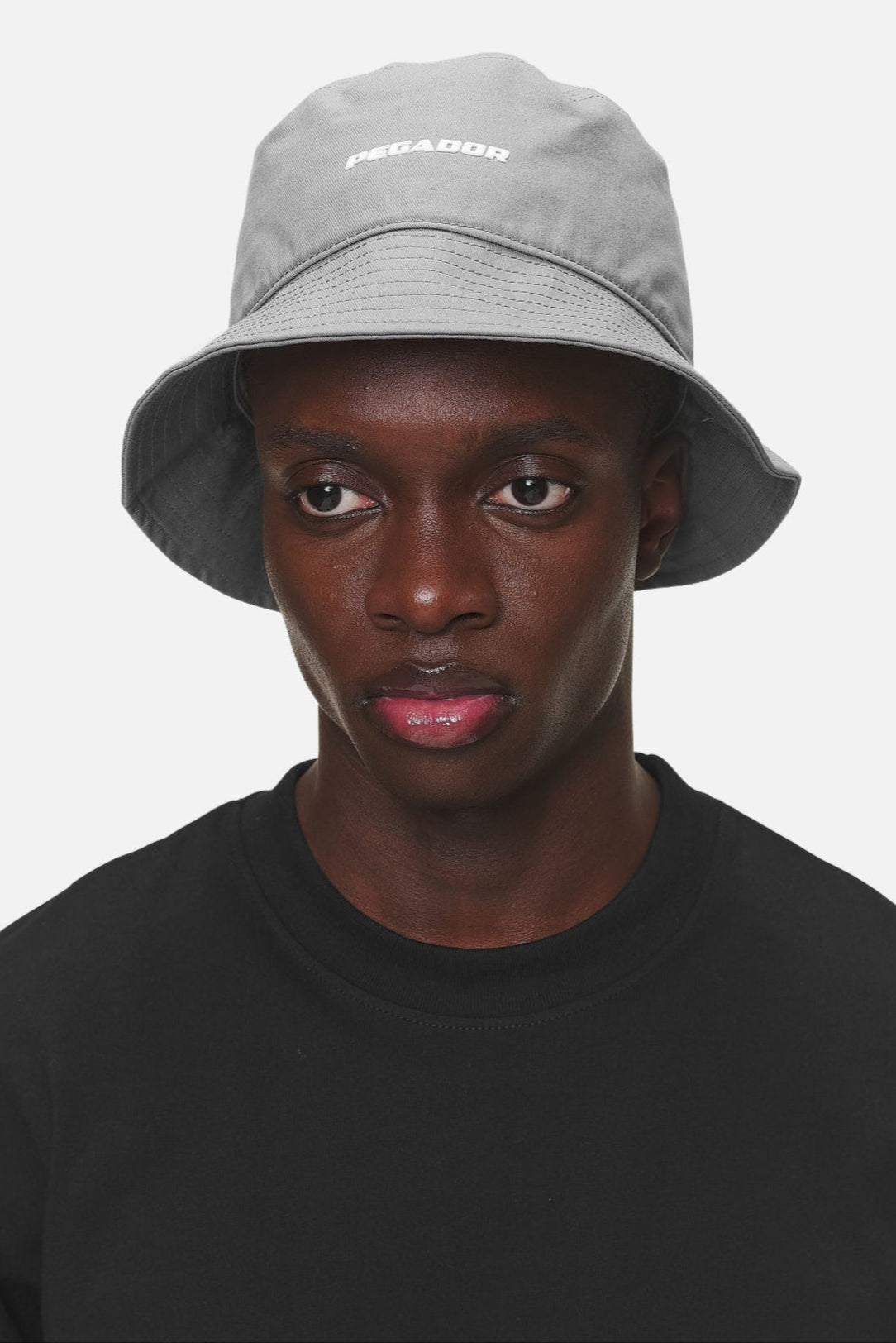 Pegador Logo Bucket Hat Cool Grey White Gegenansicht aus der Never Too Late Kollektion für Herren