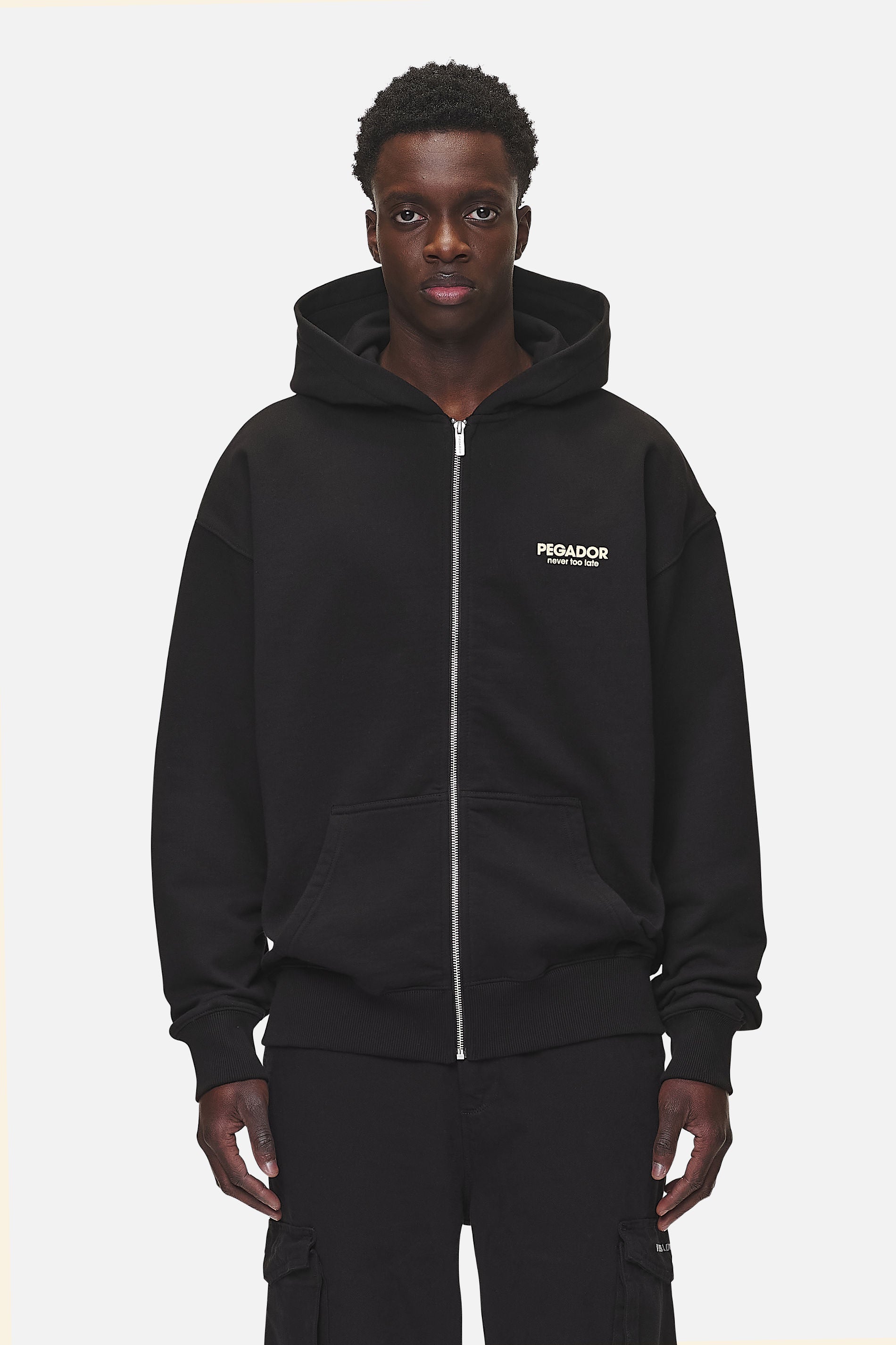 Pegador Alchar Oversized Sweat Jacket Washed Black Seitenansicht aus der Never Too Late Kollektion für Herren