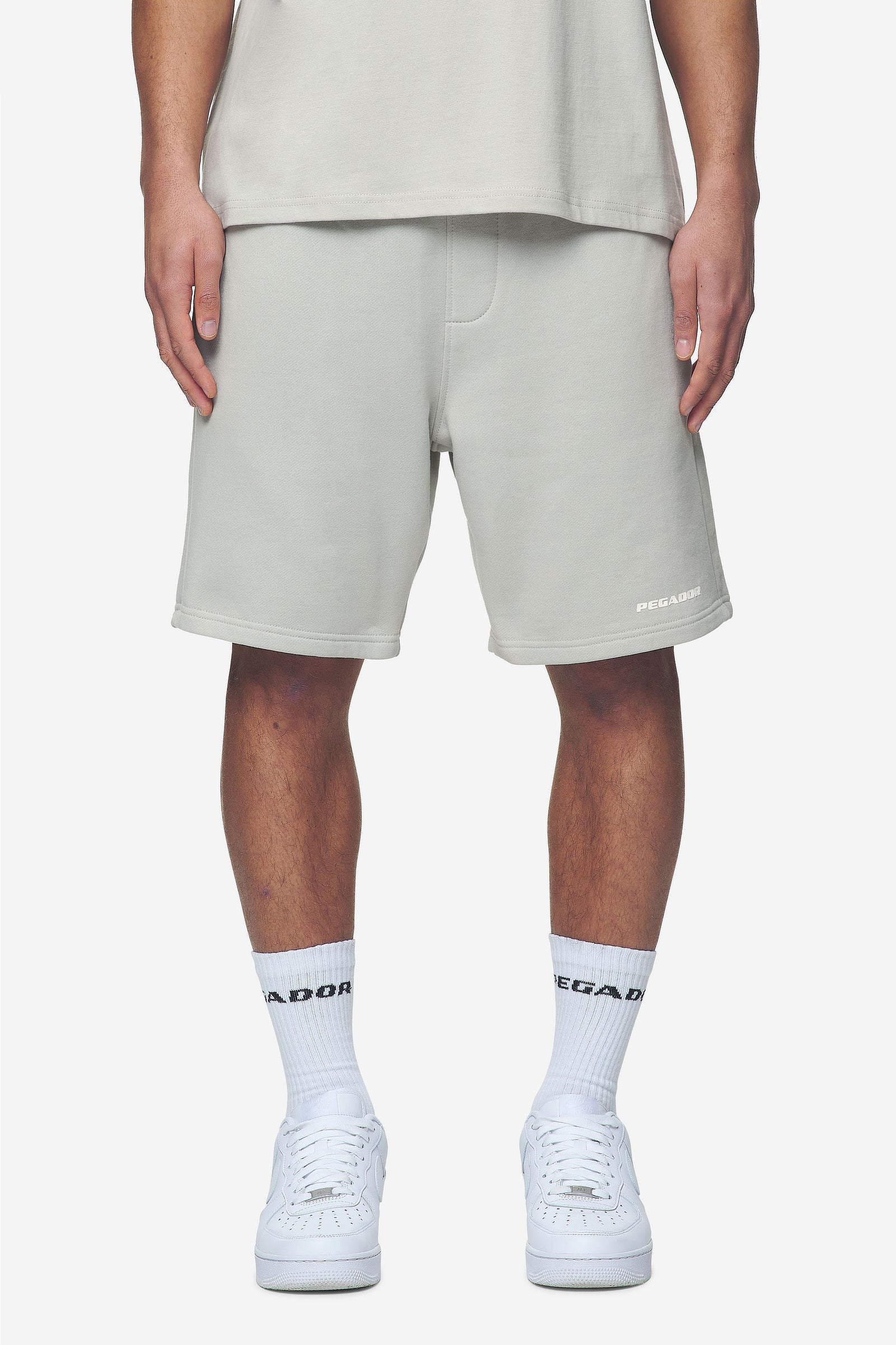 Pegador Logo Heavy Sweat Shorts Washed Pearl Grey White Gum Seitenansicht aus der Next Wave Kollektion für Herren