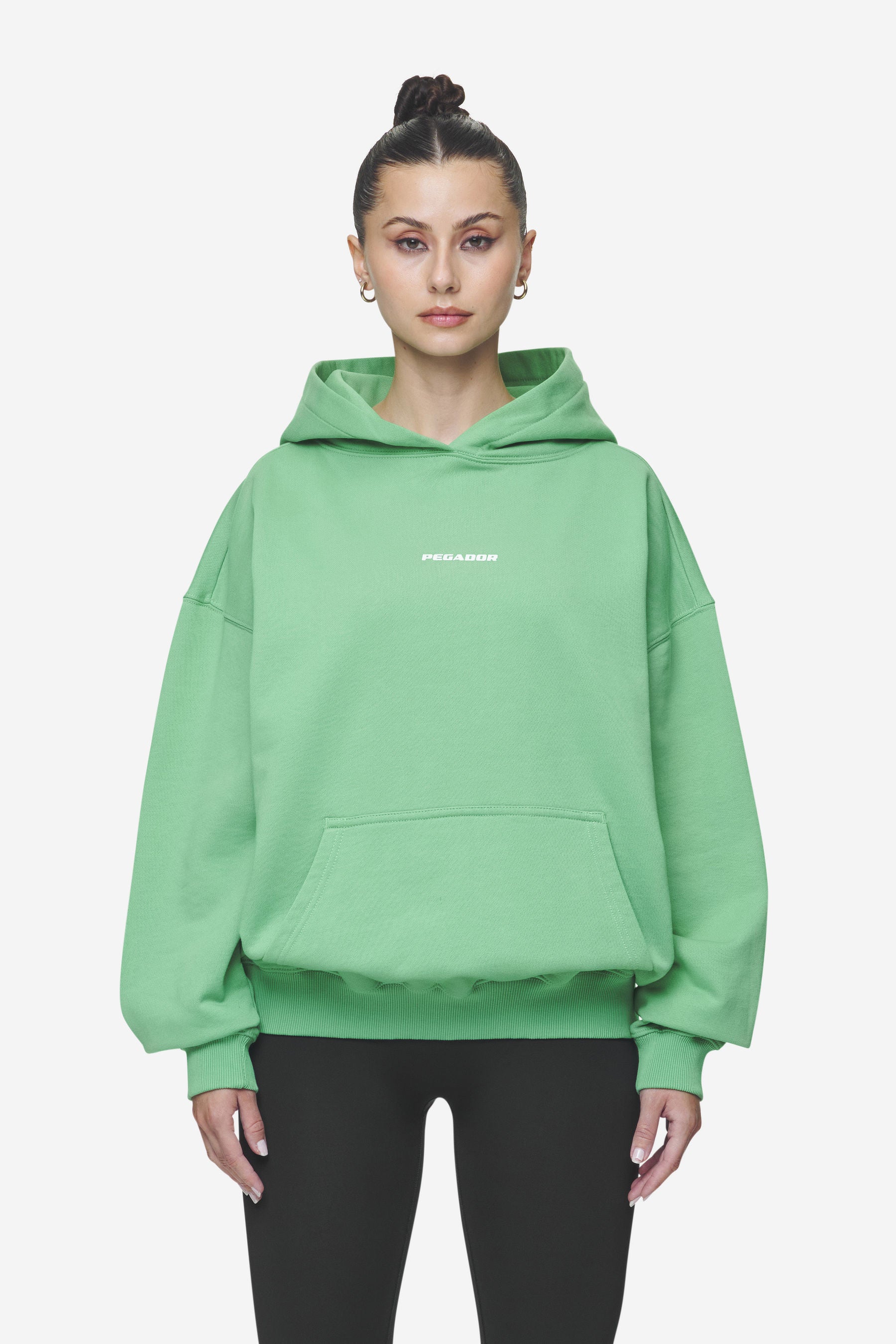 Pegador Atna Logo Oversized Hoodie Washed Peppermint Green White Seitenansicht aus der Next Wave Kollektion für DaHerren
