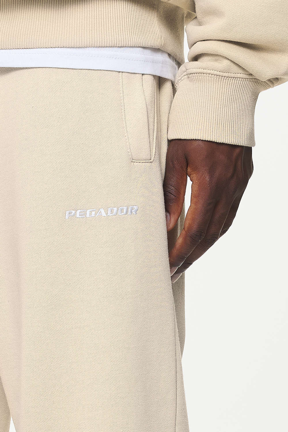 Pegador Logo Heavy Sweat Jogger Vintage Washed Kingdom Beige Detailshot aus der Built to Last Kollektion für Herren