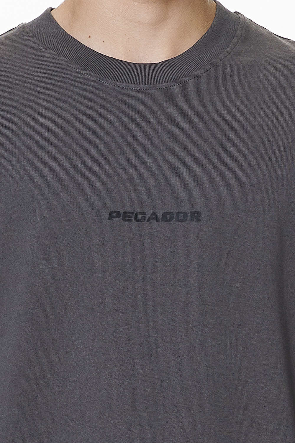 Pegador Colne Logo Oversized Tee Washed Volcano Grey Detailshot aus der Do not Disturb Kollektion für Herren