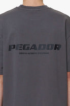 Pegador Colne Logo Oversized Tee Washed Volcano Grey Detailshot aus der Do not Disturb Kollektion für Herren