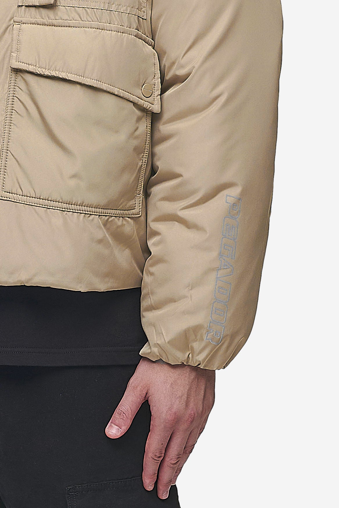 Pegador Jean Utility Puffer Jacket Sand Detailshot aus der PEGADOR® Outerwear 24 Kollektion für Herren