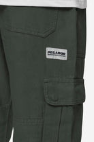 Pegador Risley Cargo Pants Olive Green Detailshot aus der PEGADOR® Jeans Kollektion für Herren