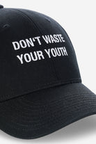 Pegador Admore Cap Black Detailshot aus der Next Wave Kollektion für Herren