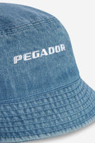 Pegador Logo Denim Bucket Hat Baby Blue Gegenansicht aus der Next Wave Kollektion für Herren