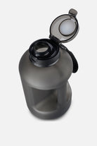 Pegador Levin Sports Bottle Grey Transparent Detailshot aus der Never Too Late Kollektion für Herren