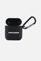 Pegador Logo Airpods Case Black Seitenansicht aus der Never Too Late Kollektion für Herren