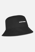 Pegador Logo Bucket Hat Black White Hauptansicht aus der Never Too Late Kollektion für Herren