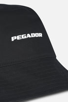 Pegador Logo Bucket Hat Black White Seitenansicht aus der Never Too Late Kollektion für Herren