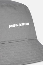 Pegador Logo Bucket Hat Cool Grey White Seitenansicht aus der Never Too Late Kollektion für Herren