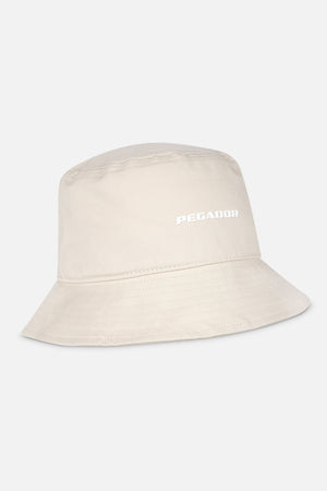 Pegador Logo Bucket Hat Desert Sand White Hauptansicht aus der Never Too Late Kollektion für Herren