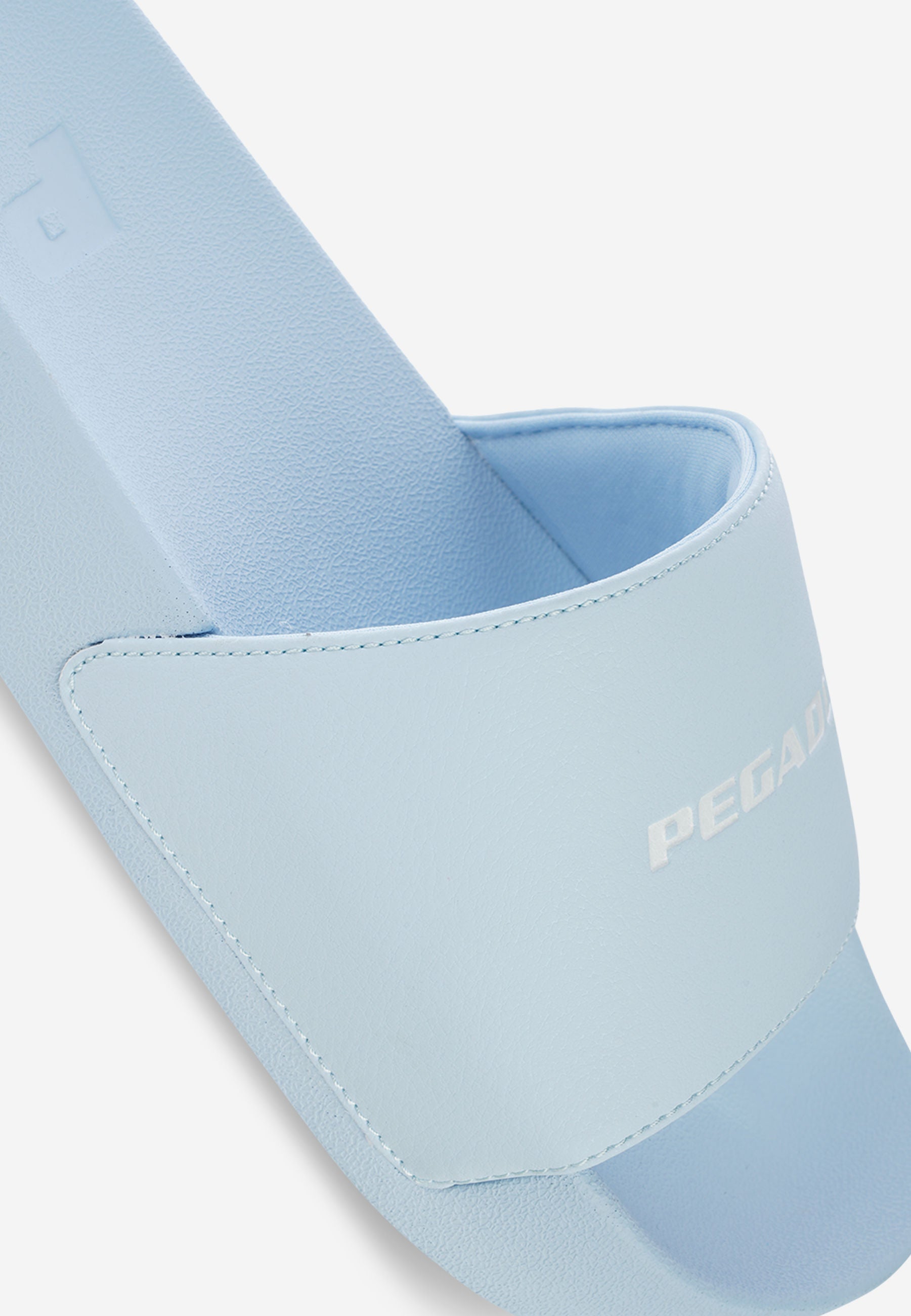 Pegador Logo Slide Baby Blue White Detailshot aus der Next Wave Kollektion für Herren