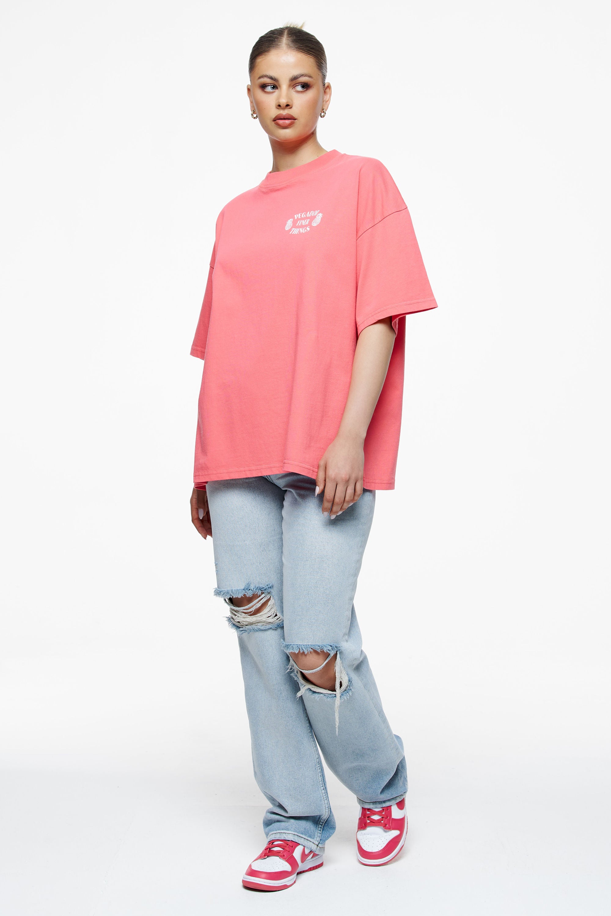 Pegador Roma Heavy Oversized Tee Vintage Washed Strawberry Ganzkörper Bild aus der Finer Things Kollektion für DaHerren