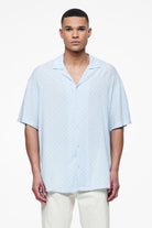 Pegador Piane Monogram Summer Shirt Riviera Blue Hauptansicht aus der Finer Things Kollektion für Herren