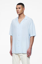 Pegador Piane Monogram Summer Shirt Riviera Blue Seitenansicht aus der Finer Things Kollektion für Herren