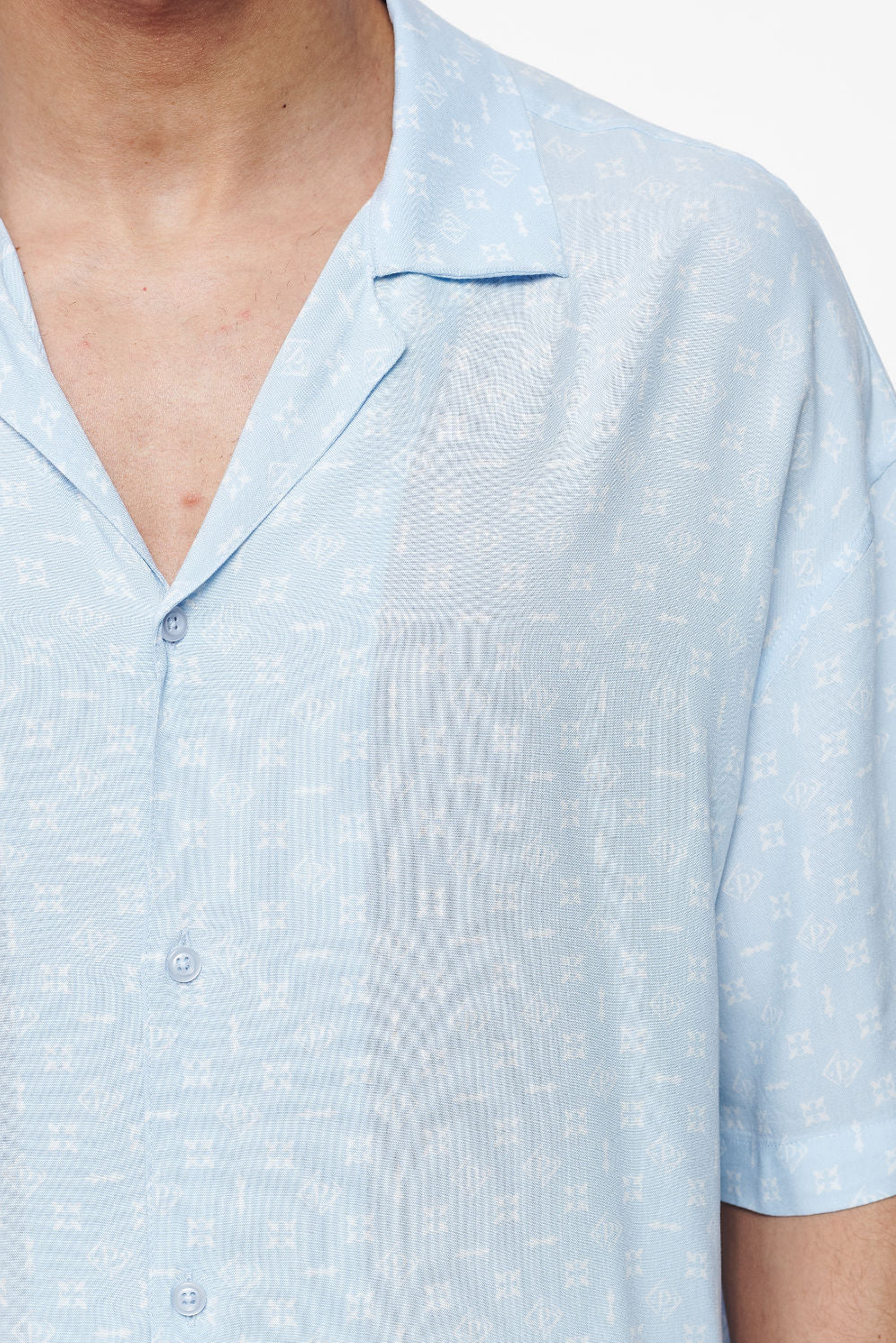 Pegador Piane Monogram Summer Shirt Riviera Blue Detailshot aus der Finer Things Kollektion für Herren