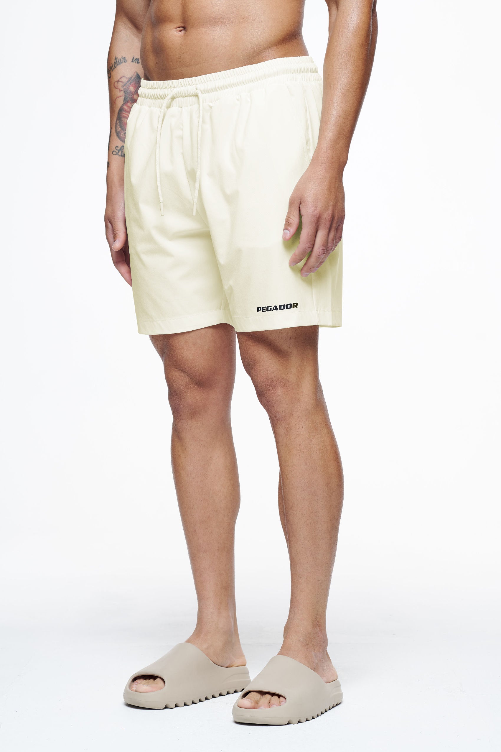 Pegador Logo Swim Shorts Unbleached Seitenansicht aus der Finer Things Kollektion für Herren