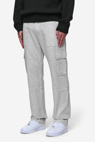 Pegador Risley Cargo Pants Light Grey Seitenansicht aus der PEGADOR® Jeans Kollektion für Herren