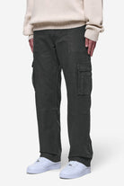 Pegador Risley Cargo Pants Dark Grey Seitenansicht aus der PEGADOR® Jeans Kollektion für Herren