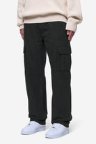 Pegador Waymir Cargo Pants Black Seitenansicht aus der PEGADOR® Jeans Kollektion für Herren