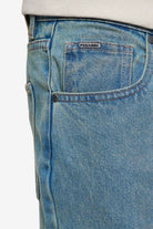 Pegador Baltra Baggy Jeans Washed Vintage Blue Detailshot aus der PEGADOR® Jeans Kollektion für Herren