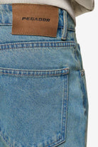 Pegador Baltra Baggy Jeans Washed Vintage Blue Detailshot aus der PEGADOR® Jeans Kollektion für Herren