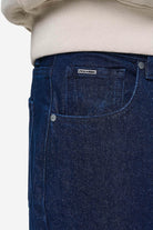 Pegador Baltra Baggy Jeans Raw Blue Detailshot aus der PEGADOR® Jeans Kollektion für Herren