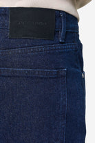 Pegador Baltra Baggy Jeans Raw Blue Detailshot aus der PEGADOR® Jeans Kollektion für Herren