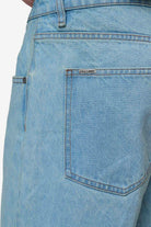 Pegador Baltra Baggy Jeans Sand Washed Blue Detailshot aus der PEGADOR® Jeans Kollektion für Herren