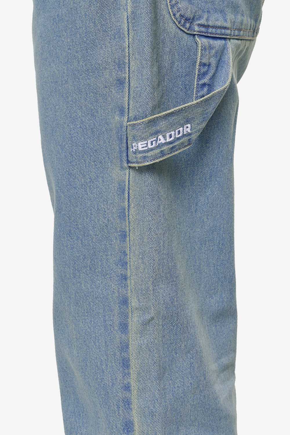 Pegador Daule Baggy Workwear Jeans Washed Vintage Blue Detailshot aus der PEGADOR® Jeans Kollektion für Herren