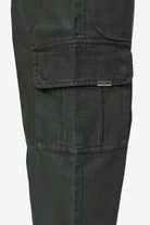 Pegador Waymir Cargo Pants Olive Green Detailshot aus der PEGADOR® Jeans Kollektion für Herren