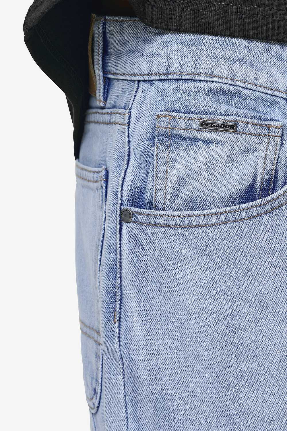 Pegador Daule Baggy Workwear Jeans Washed Light Blue Detailshot aus der PEGADOR® Jeans Kollektion für Herren