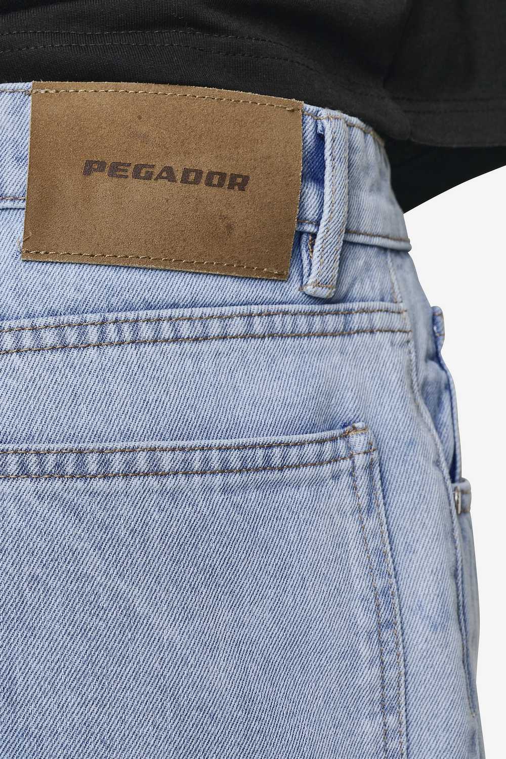 Pegador Daule Baggy Workwear Jeans Washed Light Blue Detailshot aus der PEGADOR® Jeans Kollektion für Herren