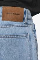 Pegador Daule Baggy Workwear Jeans Washed Light Blue Detailshot aus der PEGADOR® Jeans Kollektion für Herren