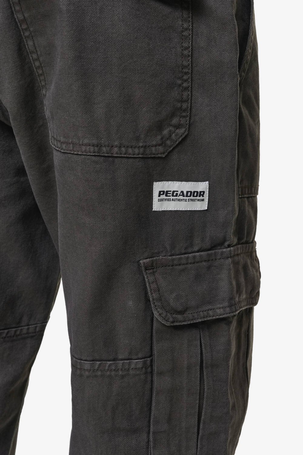 Pegador Risley Cargo Pants Dark Brown Detailshot aus der PEGADOR® Jeans Kollektion für Herren