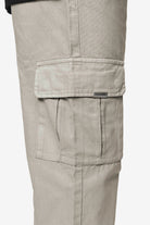 Pegador Waymir Cargo Pants Beige Detailshot aus der PEGADOR® Jeans Kollektion für Herren