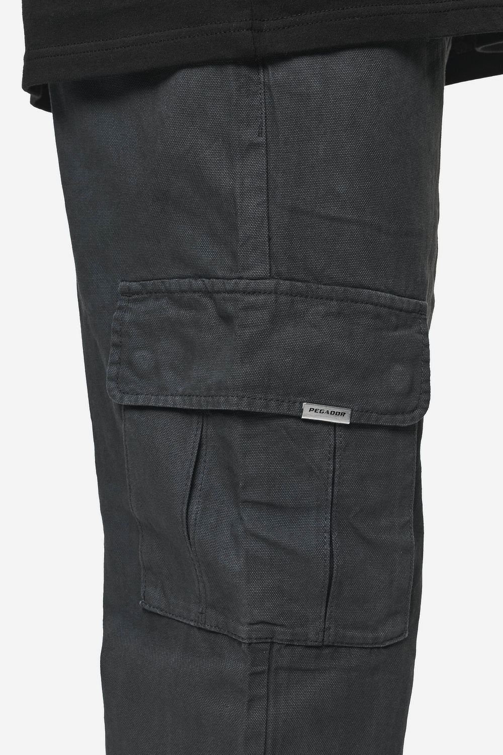 Pegador Waymir Cargo Pants Dark Grey Detailshot aus der PEGADOR® Jeans Kollektion für Herren