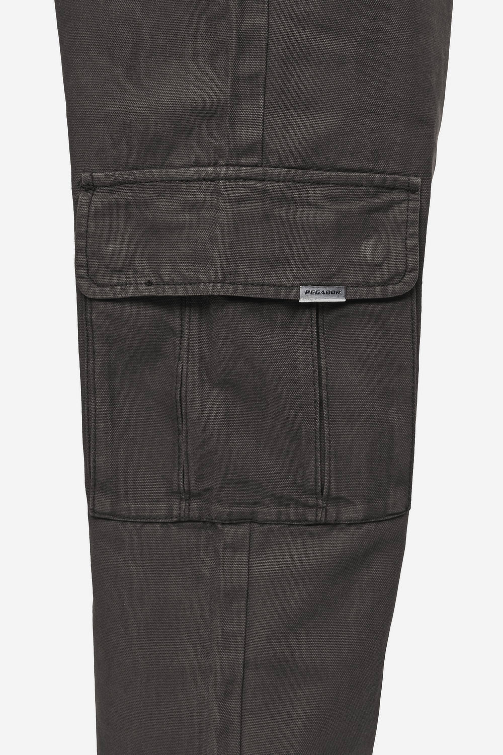 Pegador Waymir Cargo Pants Dark Brown Detailshot aus der PEGADOR® Jeans Kollektion für Herren