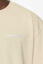 Pegador Logo Oversized Tee Vintage Washed Kingdom Beige Detailshot aus der Built to Last Kollektion für Herren