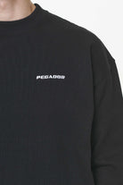 Pegador Logo Oversized Sweater Vintage Washed Onyx Black Detailshot aus der Built to Last Kollektion für Herren