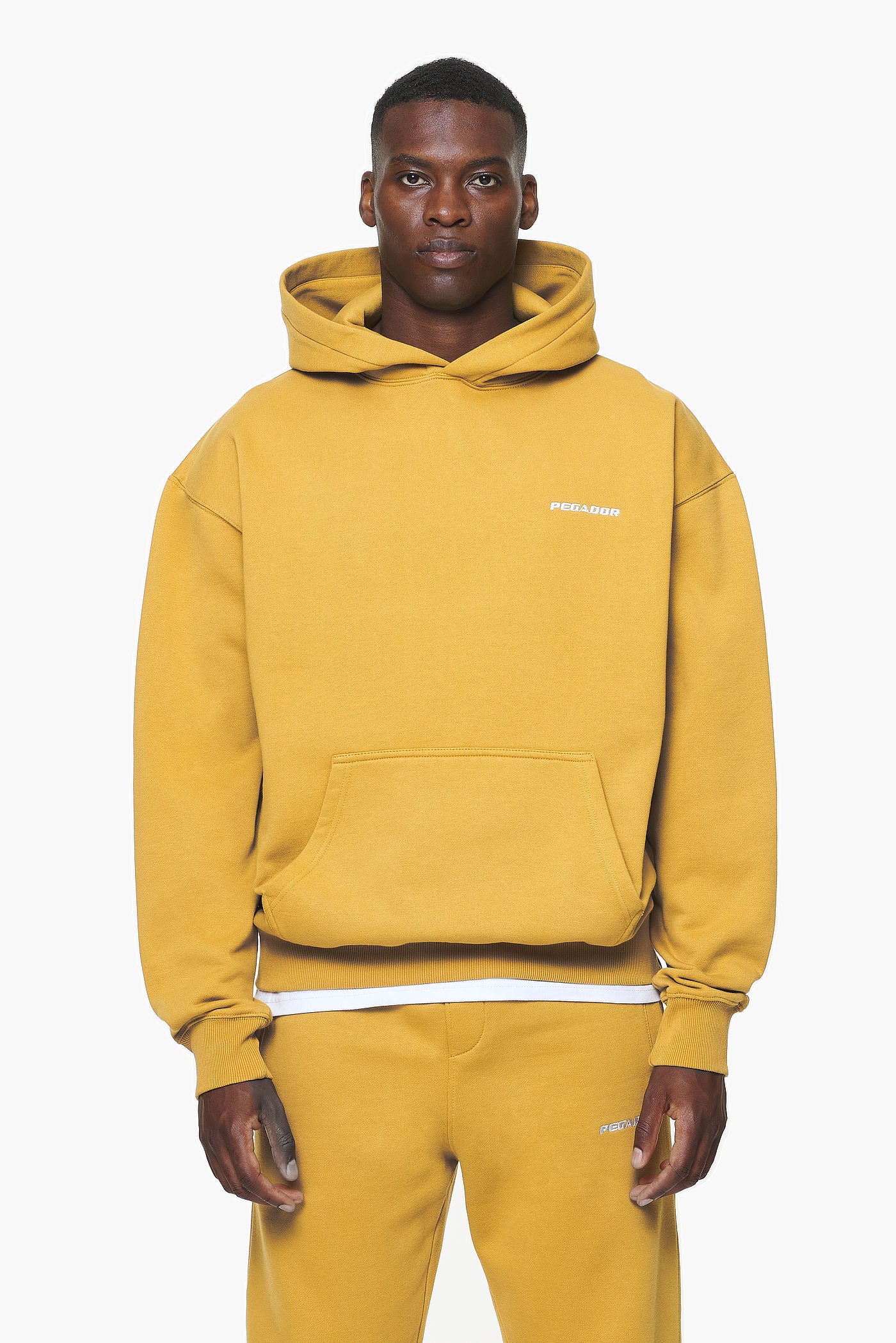 Pegador Logo Oversized Hoodie Vintage Washed Mustard Hauptansicht aus der Built to Last Kollektion für Herren