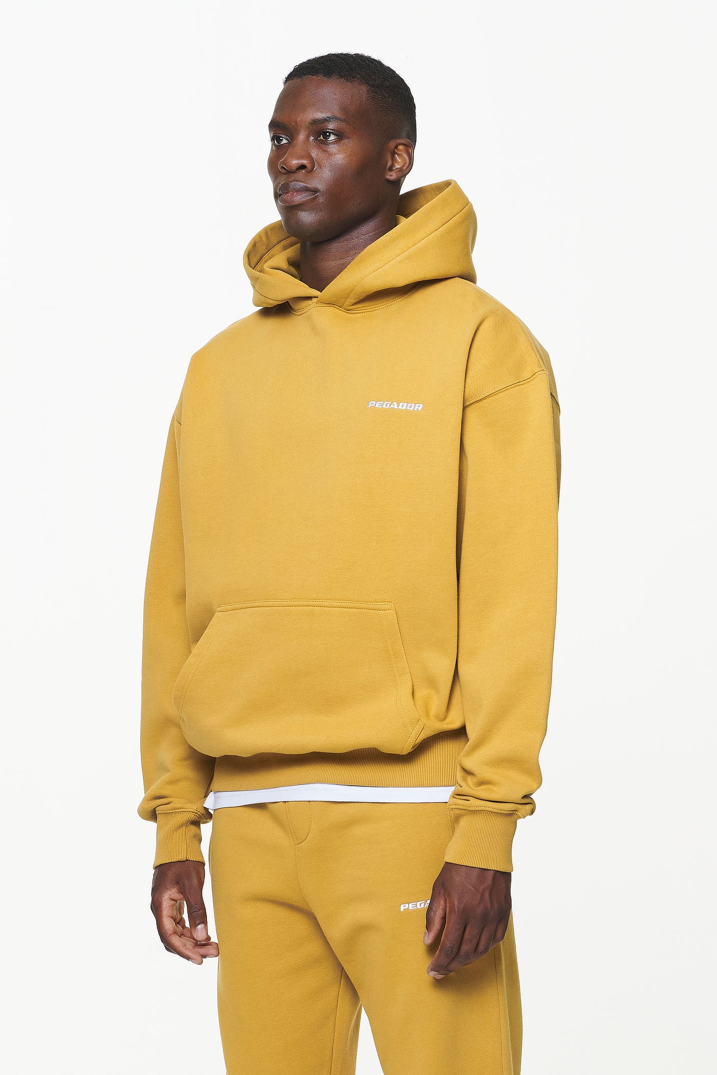 Pegador Logo Oversized Hoodie Vintage Washed Mustard Seitenansicht aus der Built to Last Kollektion für Herren