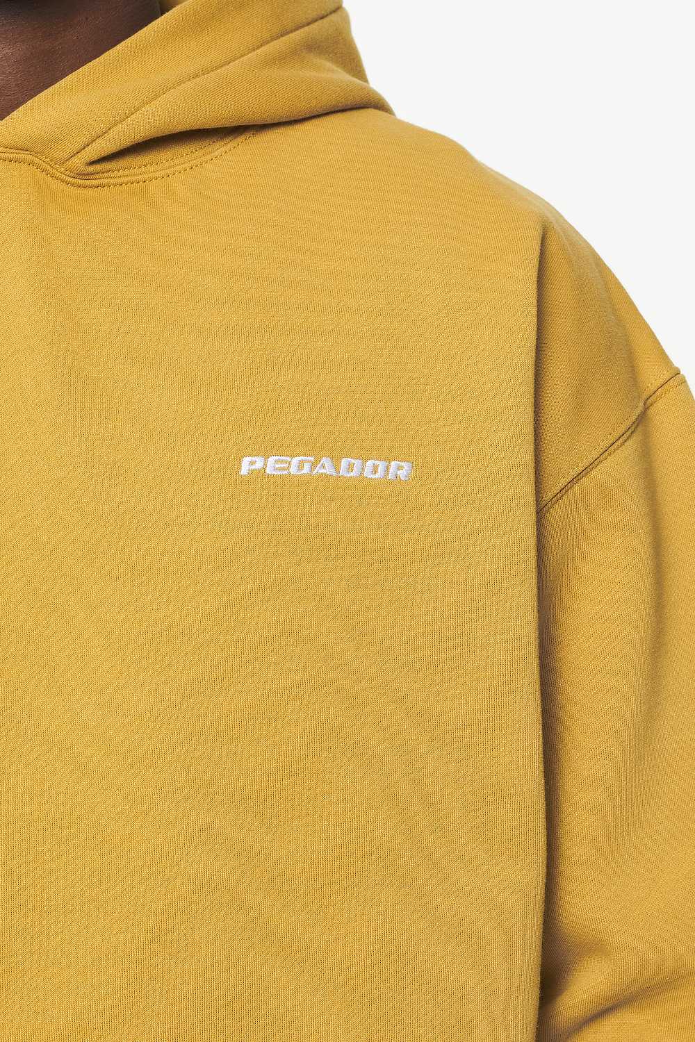 Pegador Logo Oversized Hoodie Vintage Washed Mustard Detailshot aus der Built to Last Kollektion für Herren