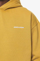 Pegador Logo Oversized Hoodie Vintage Washed Mustard Detailshot aus der Built to Last Kollektion für Herren