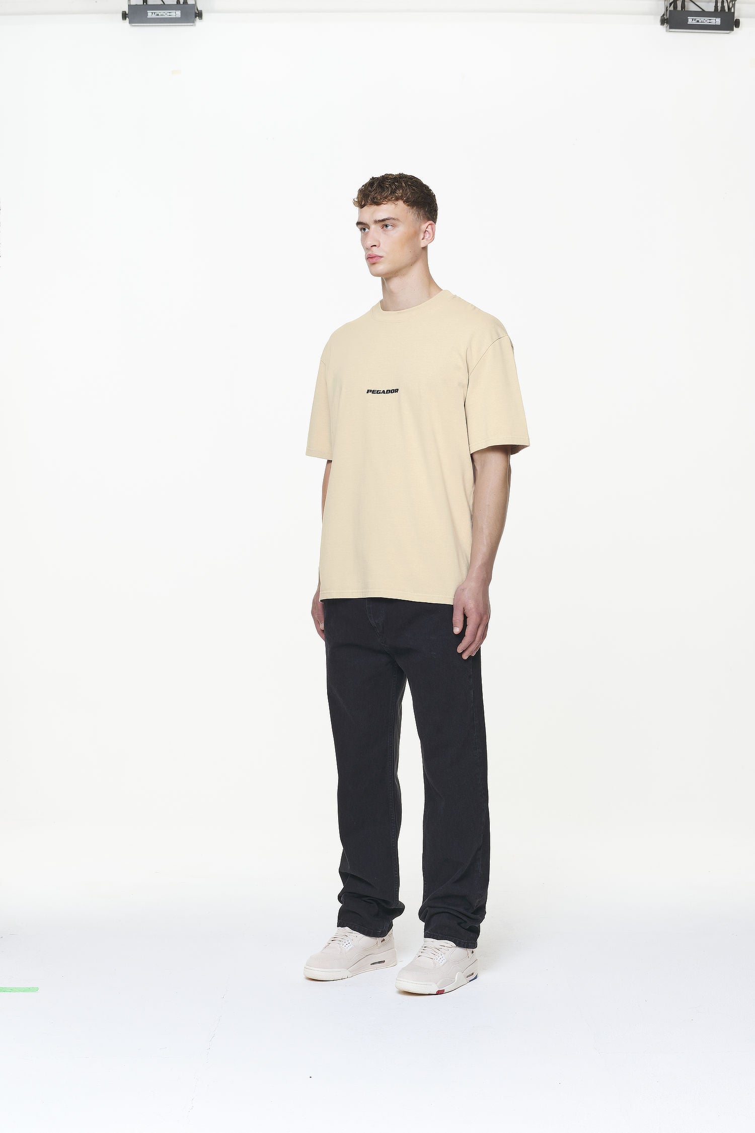 Pegador Colne Logo Oversized Tee Vintage Washed Kingdom Beige Gum Gegenansicht aus der Built to Last Kollektion für Herren