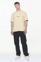 Pegador Colne Logo Oversized Tee Vintage Washed Kingdom Beige Gum Ganzkörper Bild aus der Built to Last Kollektion für Herren