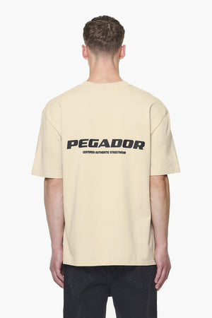 Pegador Colne Logo Oversized Tee Vintage Washed Kingdom Beige Gum Hauptansicht aus der Built to Last Kollektion für Herren